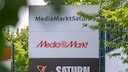 Logos von Media Markt und Saturn auf einem Schild