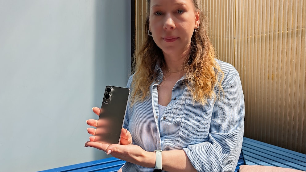 TECHBOOK-Redaktionsleiterin Rita Deutschbein konnte sich das Samsung Galaxy S25 Edge bereits ansehen