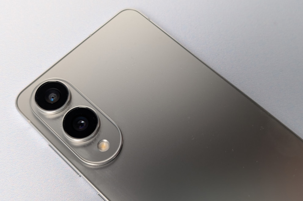 Trotz – oder gerade wegen – des schlanken Designs steht die Kamera des S25 Edge deutlich hervor