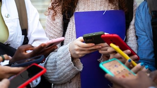 Menschen mit Smartphones in der Hand