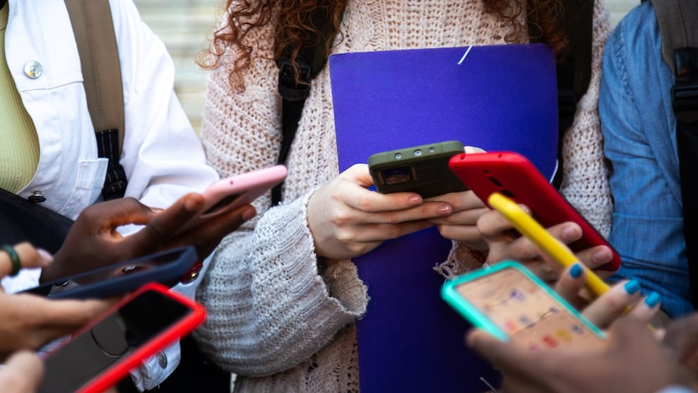 Menschen mit Smartphones in der Hand
