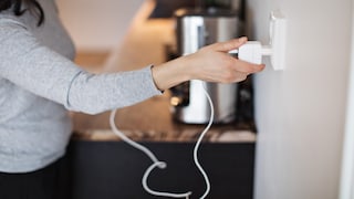 Geräte bei Nichtgebrauch vom Strom zu trennen, kann Geld sparen. Einige können dadurch aber auch Schaden nehmen