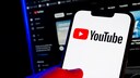 YouTube-Logo auf einem Smartphone
