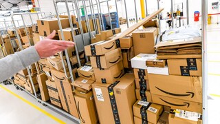 Gestapelte Pakete von Amazon