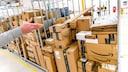 Gestapelte Pakete von Amazon