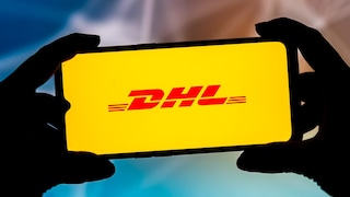 DHL Logo auf einem Smartphone