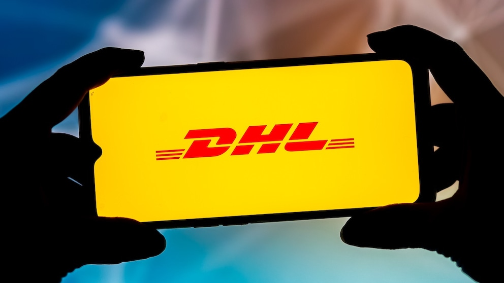 DHL Logo auf einem Smartphone