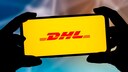 DHL Logo auf einem Smartphone