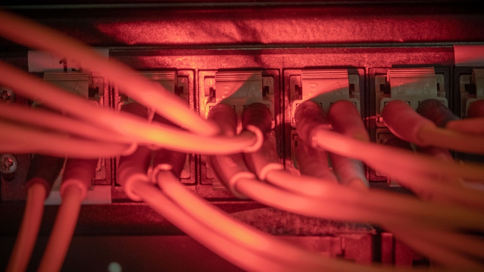 Glasfaserkabel in einem Serverraum