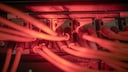 Glasfaserkabel in einem Serverraum