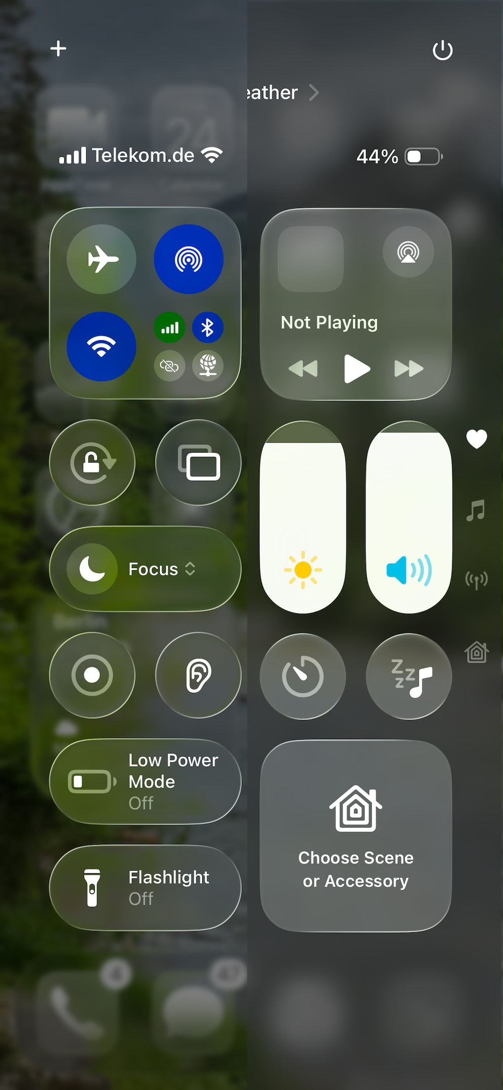 In iOS 26 Developer Beta 2 ist der Hintergrund im Kontrollzentrum wieder deutlich stärker verschwommen – vor allem an den App-Icons am unteren Rand gut zu erkennen.
