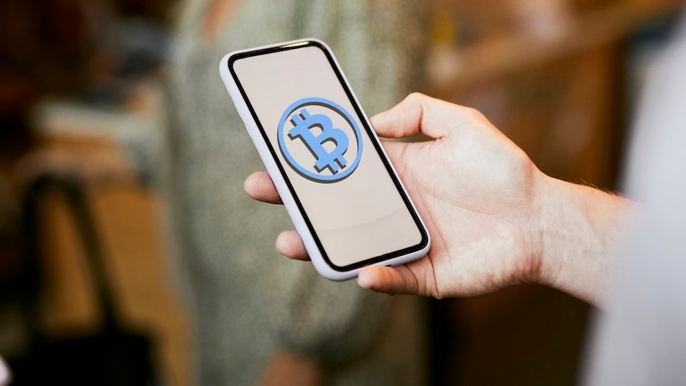 Bitcoin-Symbol auf einem Smartphone