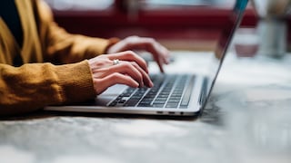 Laptops sollte man nicht dauerhaft am Strom betreiben. Aber nicht wegen möglicher Überladung.