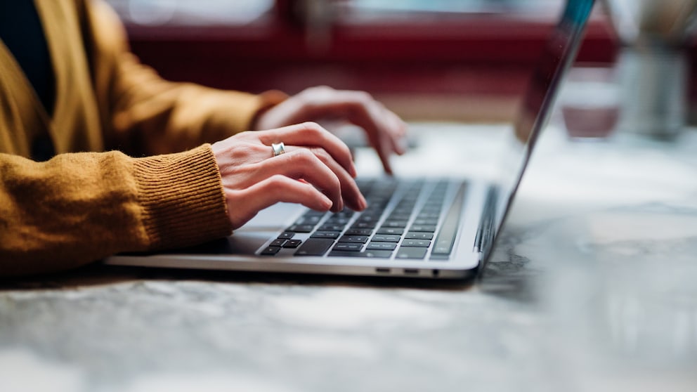 Laptops sollte man nicht dauerhaft am Strom betreiben. Aber nicht wegen möglicher Überladung.