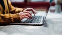 Laptops sollte man nicht dauerhaft am Strom betreiben. Aber nicht wegen möglicher Überladung.
