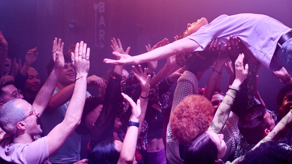 Mann macht Crowdsurfing bei einem Konzert