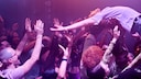 Mann macht Crowdsurfing bei einem Konzert