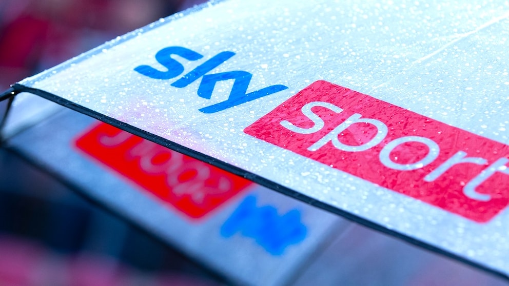 Logo für Sky Sport auf einem Regenschirm