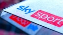 Logo für Sky Sport auf einem Regenschirm