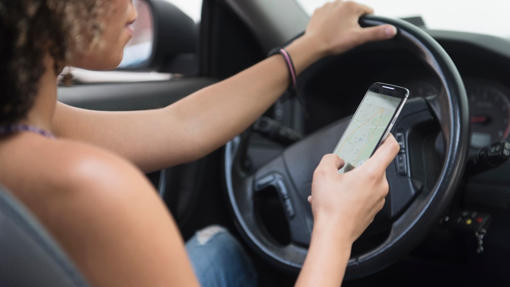 Im Sommer klettern die Temperaturen im Auto schnell. Das kann Smartphones extrem zusetzen