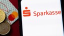 Sparkassen-Logo auf einem Smartphone