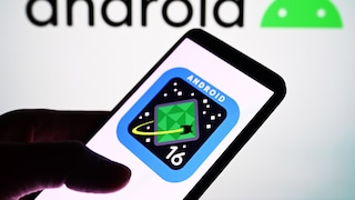 Android 16 Logo auf einem Smartphone