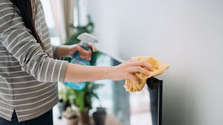 Wer seinen Fernseher falsch reinigt, kann ihm schaden