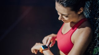 Frau überprüft ihren Fitnesstracker