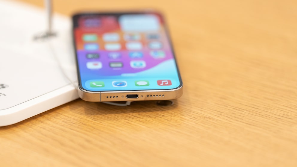 Aktuelle iPhone-Modelle kommen in der Regel mit einer Akkuladung über den Tag. Beim neuen iPhone 17 Air, das dieses Jahr erscheinen soll, könnte das nur mit Software-Trickserei klappen.