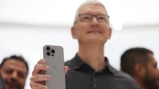 Apple-CEO Tim Cook mit iPhone 15 Pro
