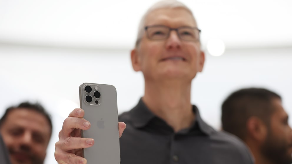 Apple-CEO Tim Cook mit iPhone 15 Pro
