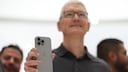 Apple-CEO Tim Cook mit iPhone 15 Pro