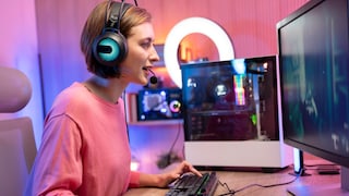 Frau streamt live vor dem Computer