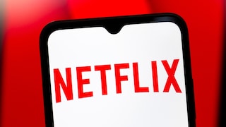 Netflix Logo auf einem Smartphone mit rotem Hintergrund
