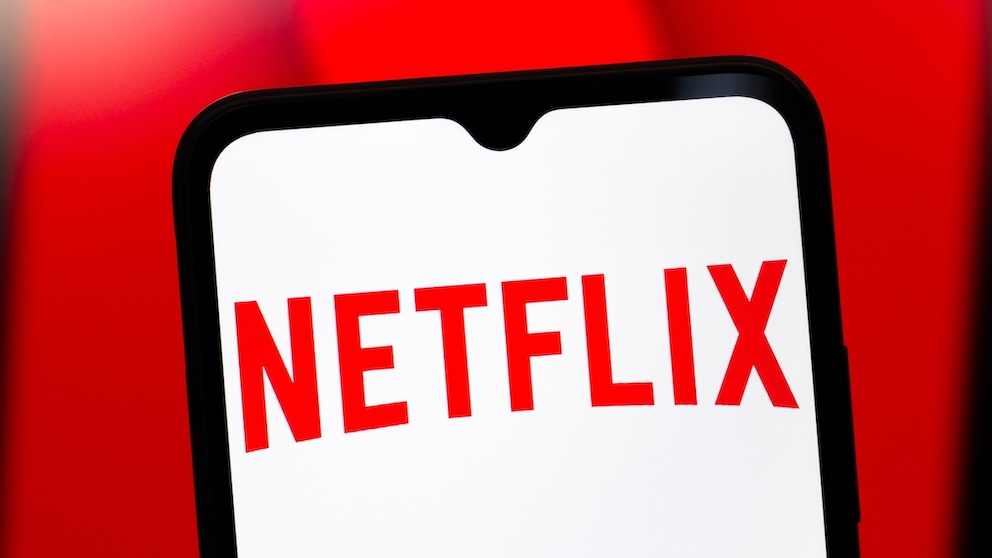 Netflix Logo auf einem Smartphone mit rotem Hintergrund