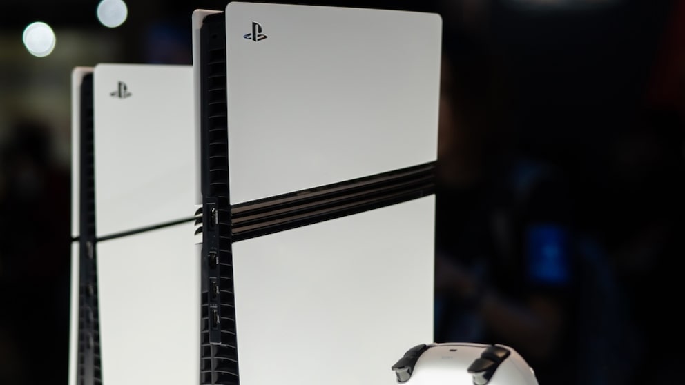 Eine PS5 und eine PS5 Pro