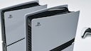 Zwei PS5-Modelle und ein DualSense-Controller