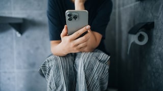 Es gibt verschiedene Gründe, warum man das Smartphone nicht mit ins Bad nehmen sollte