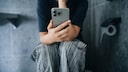 Es gibt verschiedene Gründe, warum man das Smartphone nicht mit ins Bad nehmen sollte