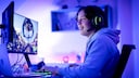 Junger Mann sitzt vor dem Rechner und streamt live