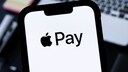 Logo f&uuml;r Apple Pay auf einem Smartphone
