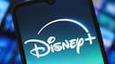 Disney+-Logo auf einem Smartphone