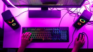 Ein Gaming-Schreibtisch mit Equipment