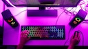 Ein Gaming-Schreibtisch mit Equipment