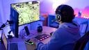 Person sitzt am Gaming-PC