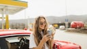 Im Sommer klettern die Temperaturen enorm – auch im Auto. Handys und andere Geräte können dann Schaden nehmen