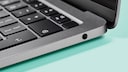 Moderne Laptops wie das MacBook Aur sind äußerst dünn konzipiert. Das kann Probleme bringen, wenn Nutzer nicht vorsichtig sind