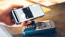 Person bezahlt via NFC mit dem Smartphone