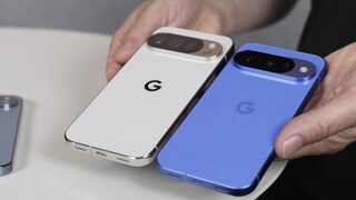 Das Pixel 10 Pro in Weiß und Blau