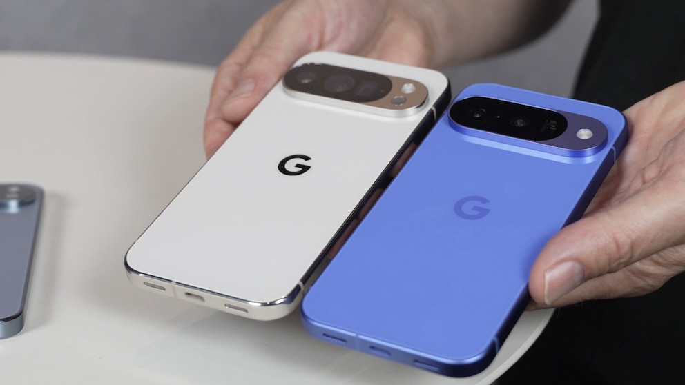 Das Pixel 10 Pro in Wei&szlig; und Blau
